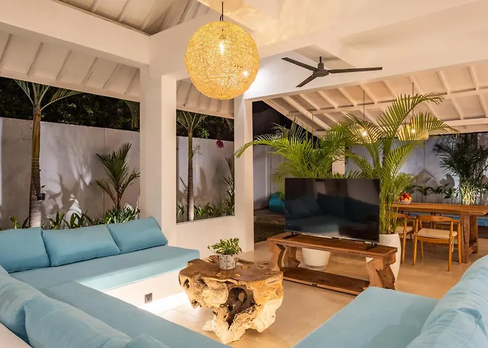 2 Bdr Villa, Walking Distance To Beach.