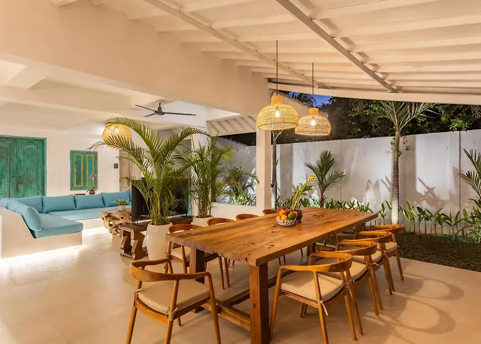 2 Bdr Villa, Walking Distance To Beach. Villa