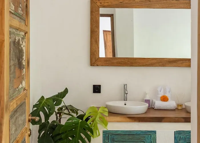 Villa 2 Bdr Villa, Walking Distance To Beach.