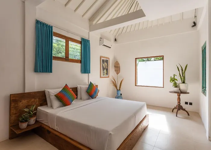 2 Bdr Villa, Walking Distance To Beach. *