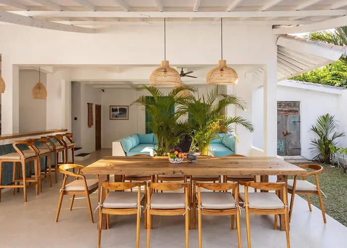 2 Bdr Villa, Walking Distance To Beach. Villa *