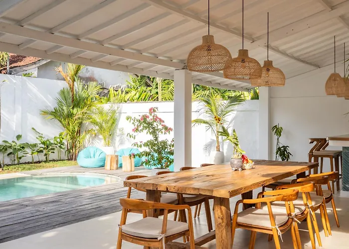 2 Bdr Villa, Walking Distance To Beach. Villa