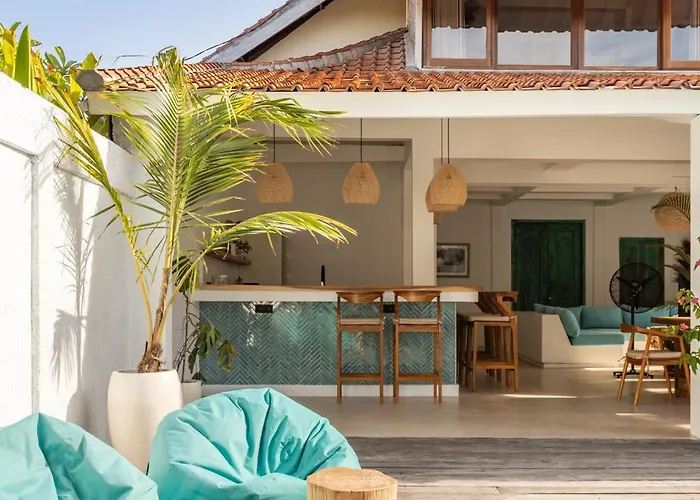 2 Bdr Villa, Walking Distance To Beach.